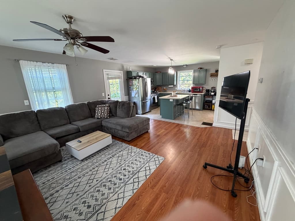 318 Crescent St # B, Fall River MA 02720 photo 4