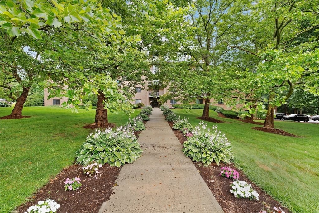 65 Commons Dr # 210, Shrewsbury MA 01545 photo 2