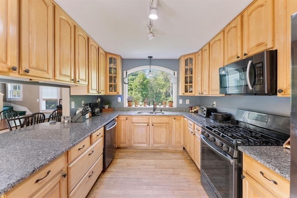 3 Family at 1530 Hartford Pike, Killingly CT 06243, photo 4 of 40