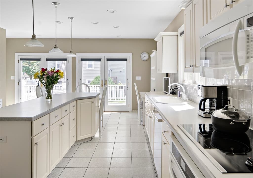 Single Family Residence at 667 Salem St, Lynnfield MA 01940, Lynnfield, photo 13 of 39