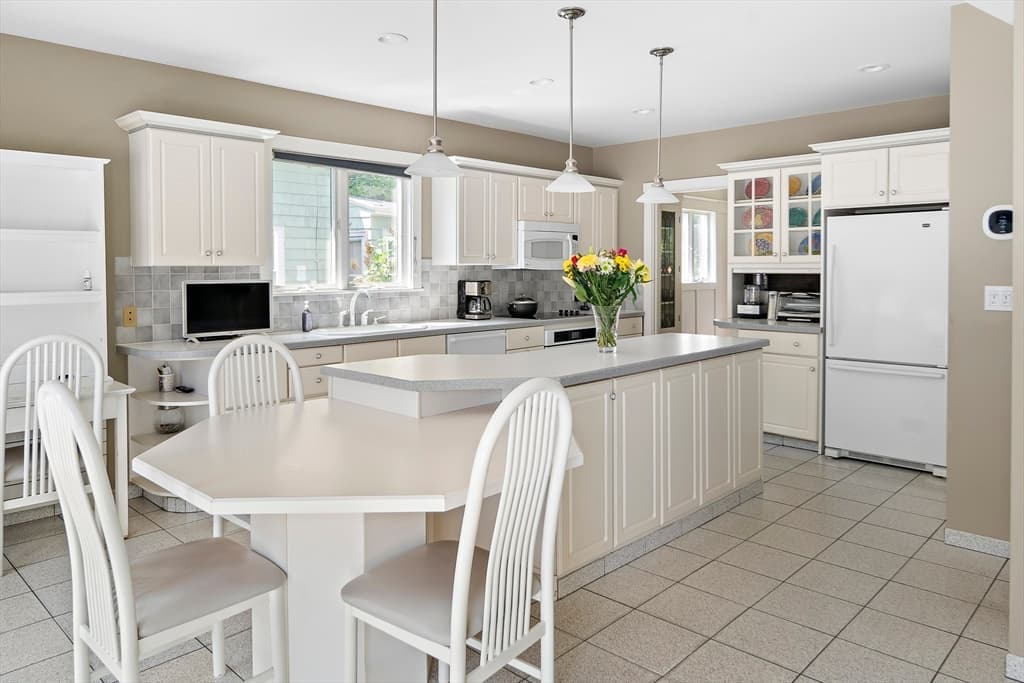 Single Family Residence at 667 Salem St, Lynnfield MA 01940, Lynnfield, photo 9 of 39
