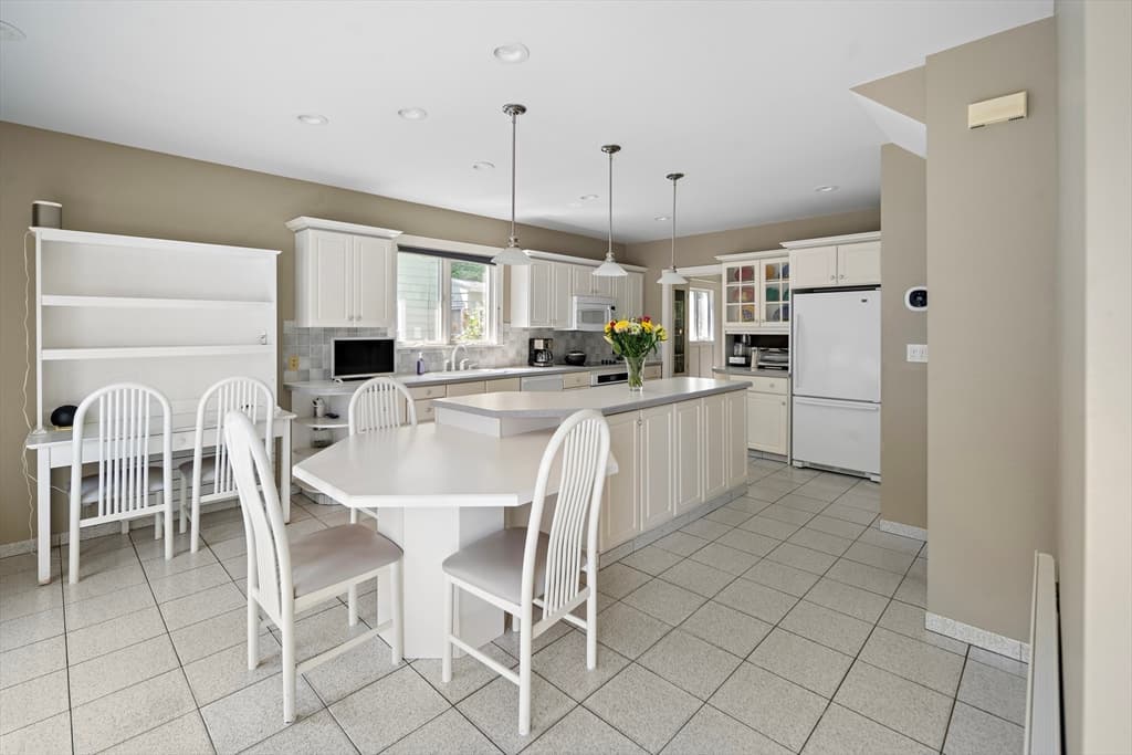 Single Family Residence at 667 Salem St, Lynnfield MA 01940, Lynnfield, photo 10 of 39