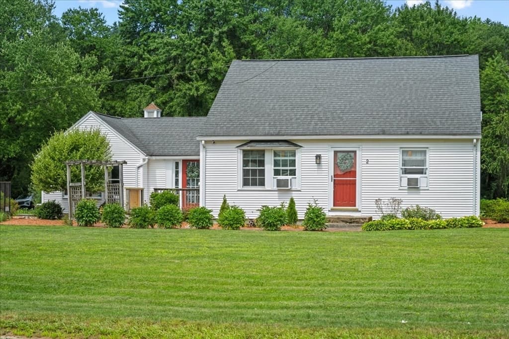 2 Adams Dr, Brimfield MA 01010