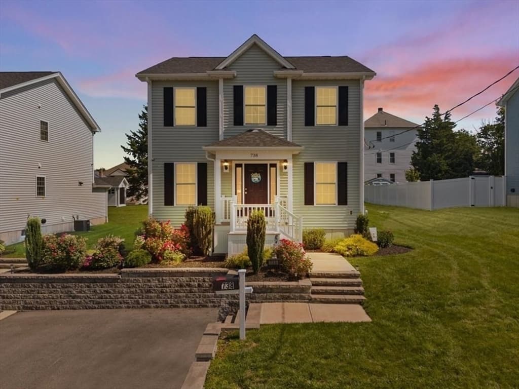 738 Hicks St, Fall River MA 02724