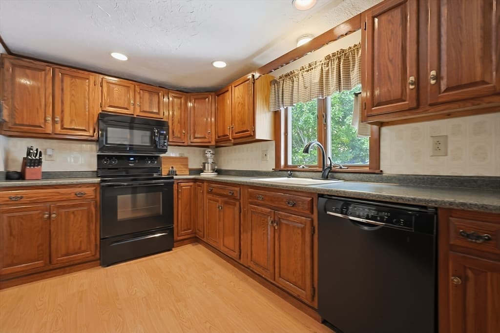 Single Family Residence at 4 Loring St, Auburn MA 01501, Auburn, photo 9 of 42