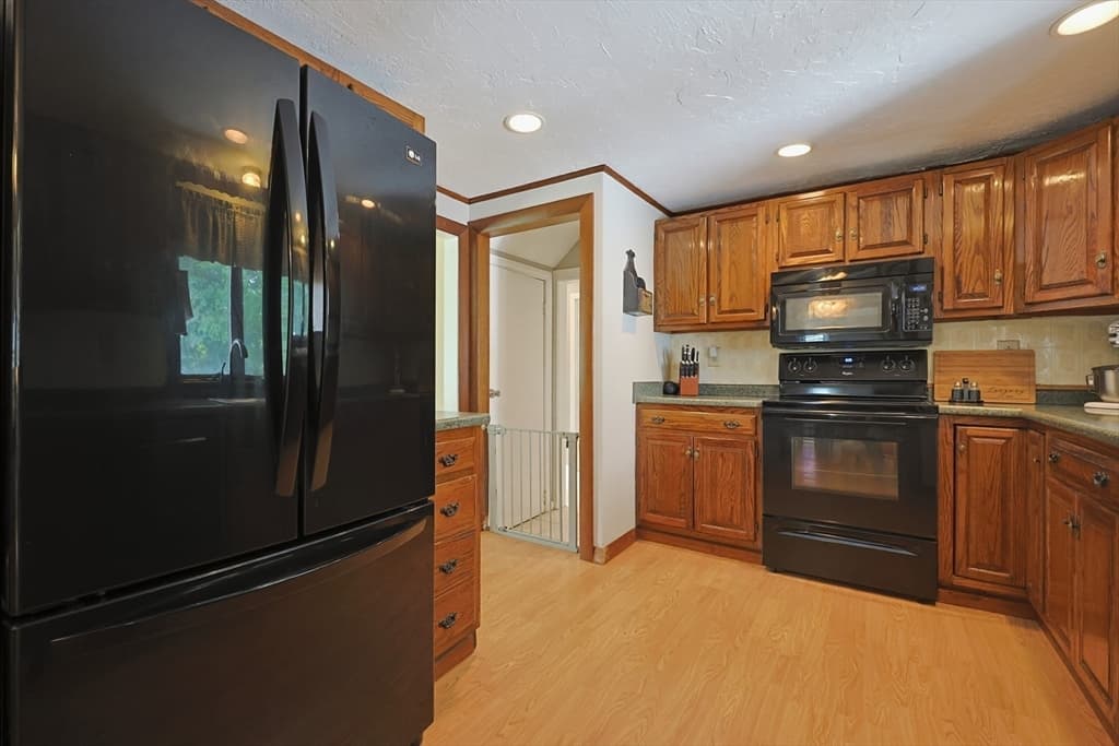 Single Family Residence at 4 Loring St, Auburn MA 01501, Auburn, photo 11 of 42