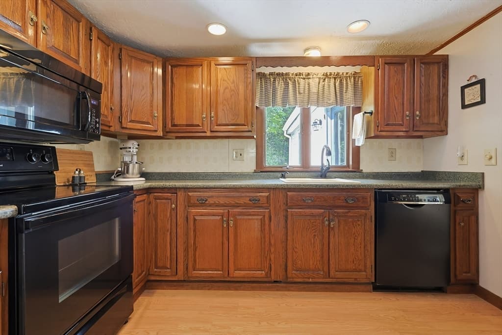 Single Family Residence at 4 Loring St, Auburn MA 01501, Auburn, photo 8 of 42