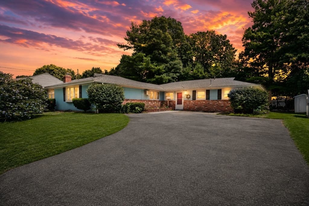 7 Pocahontas Dr, Peabody MA 01960