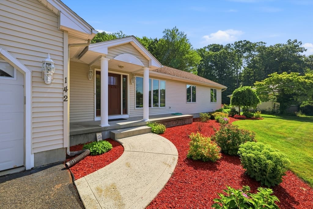 142 Oak Knoll Cir, Ludlow MA 01056 photo 2