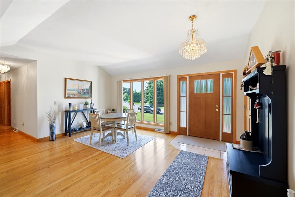 142 Oak Knoll Cir, Ludlow MA 01056 photo 3