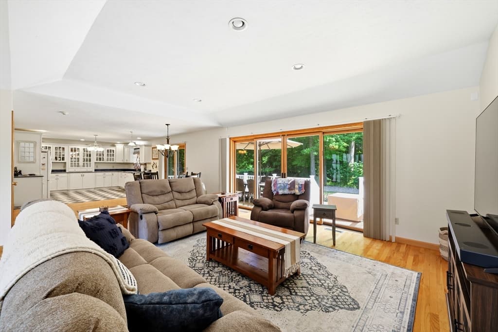142 Oak Knoll Cir, Ludlow MA 01056 photo 9