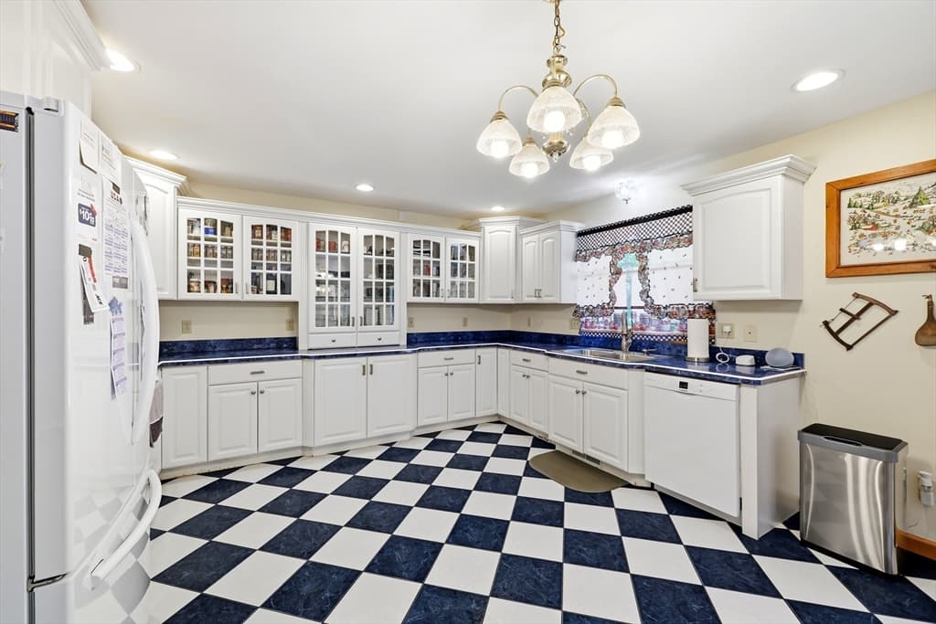142 Oak Knoll Cir, Ludlow MA 01056 photo 14