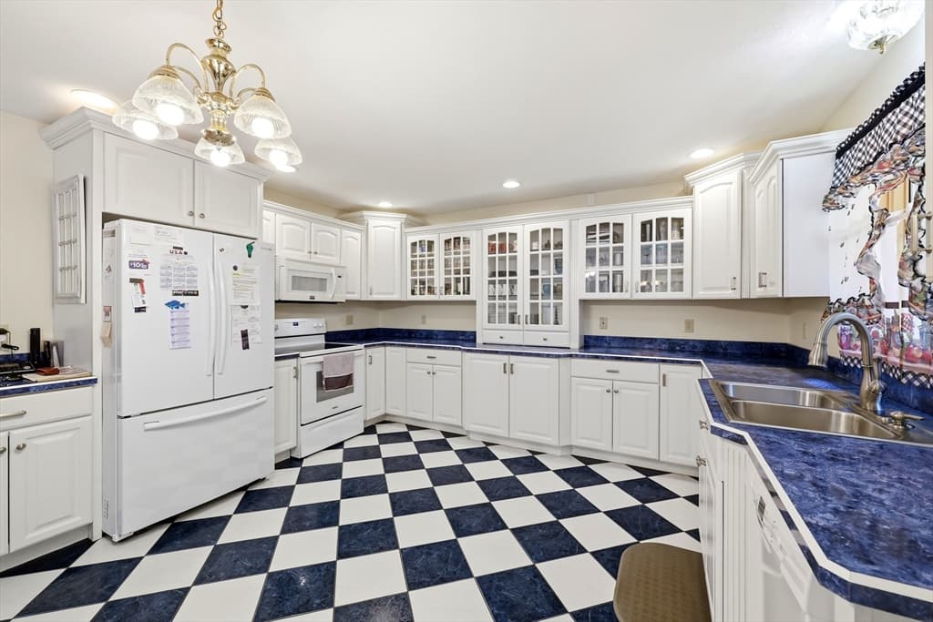 142 Oak Knoll Cir, Ludlow MA 01056 photo 15