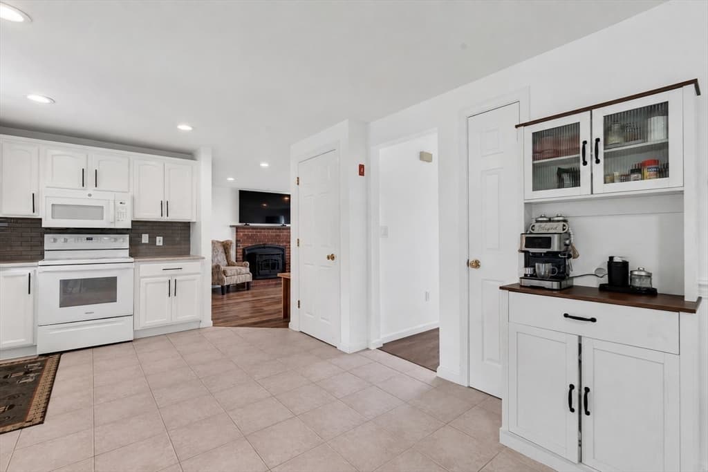 Single Family Residence at 6 Fleuette Drive, Bellingham MA 02019, Bellingham, photo 6 of 41
