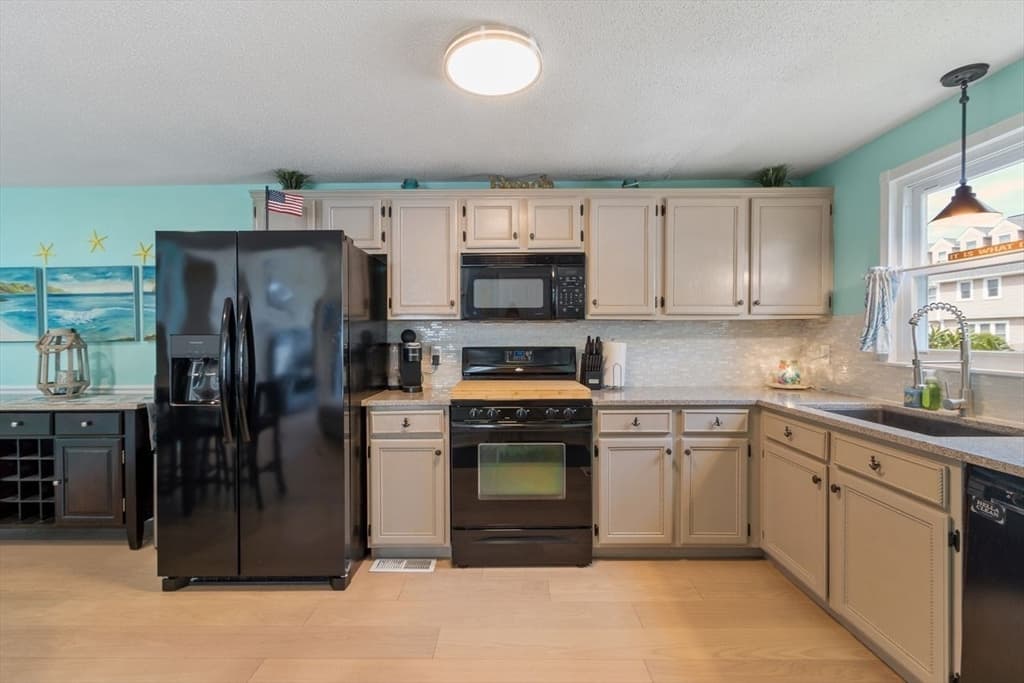 Condominium at 77 Merrimack Meadows Ln # 77, Tewksbury MA 01876, Tewksbury, photo 9 of 42