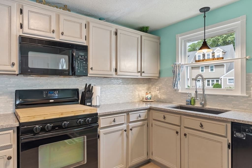 Condominium at 77 Merrimack Meadows Ln # 77, Tewksbury MA 01876, Tewksbury, photo 10 of 42