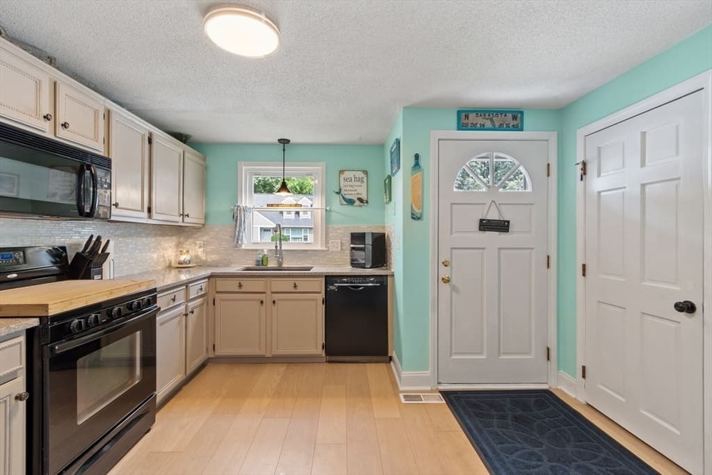 Condominium at 77 Merrimack Meadows Ln # 77, Tewksbury MA 01876, Tewksbury, photo 8 of 42