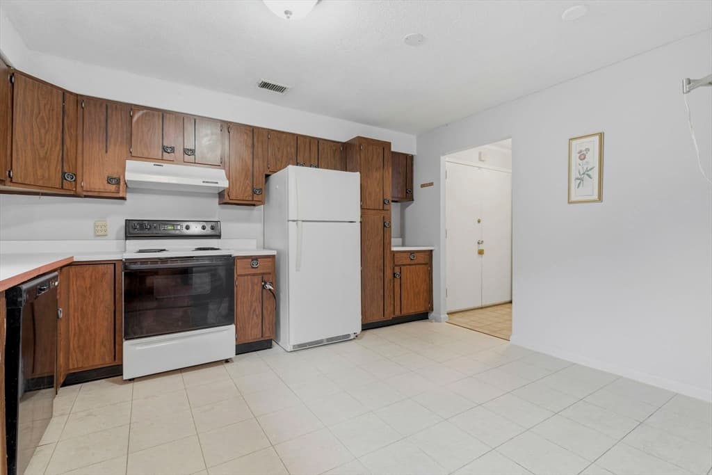 1002 Paradise Rd # 1C, Swampscott MA 01907 photo 2