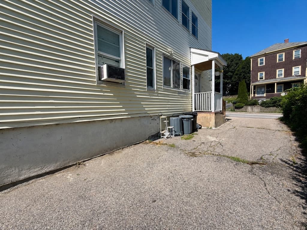 212 Vernon St, Worcester MA 01607 photo 2