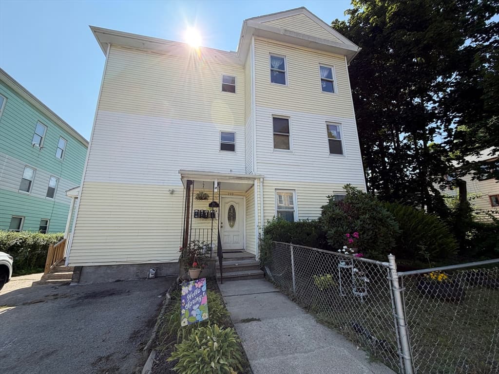 212 Vernon St, Worcester MA 01607