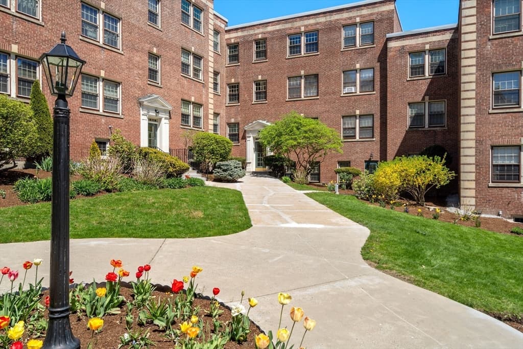 1490 Beacon St # 3, Brookline MA 02446
