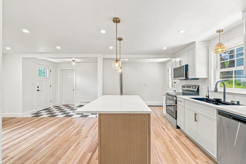 Single Family Residence at 49 Parkside Circle, Braintree MA 02184, photo 12 of 41