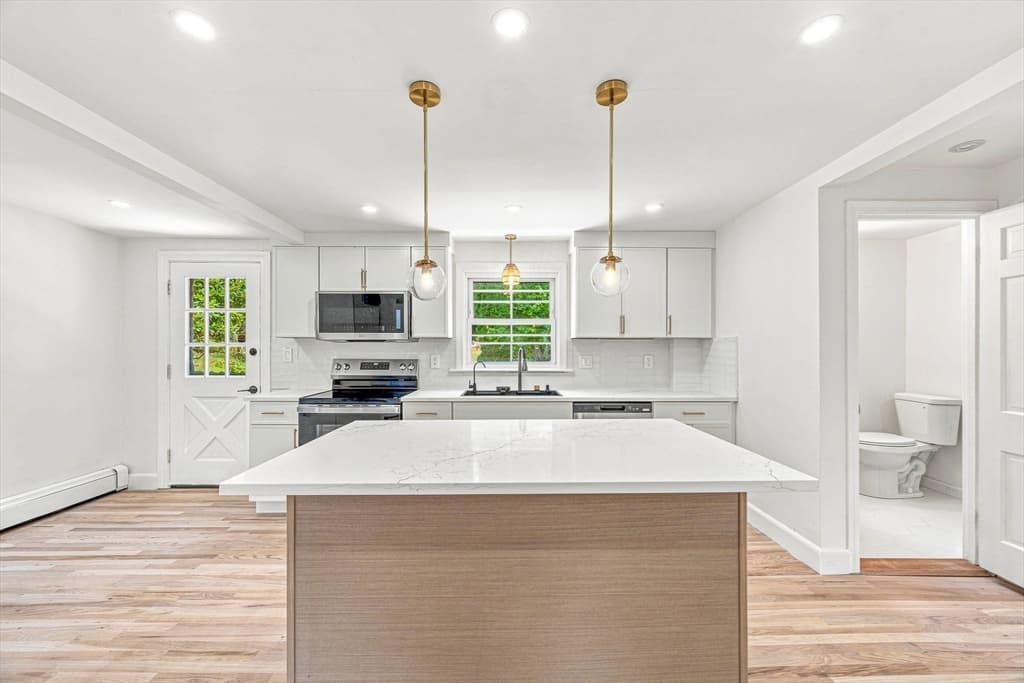 Single Family Residence at 49 Parkside Circle, Braintree MA 02184, photo 11 of 41