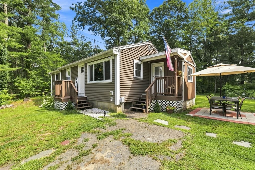 40 Lake Shore Dr, Middleboro MA 02346