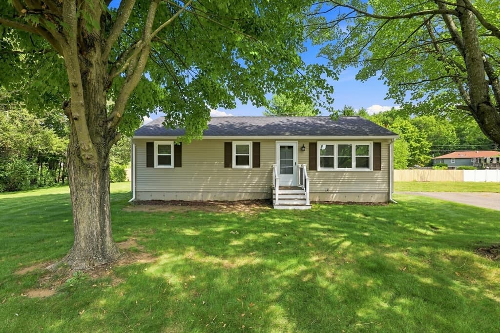 15 Peterson Cir, Agawam MA 01030