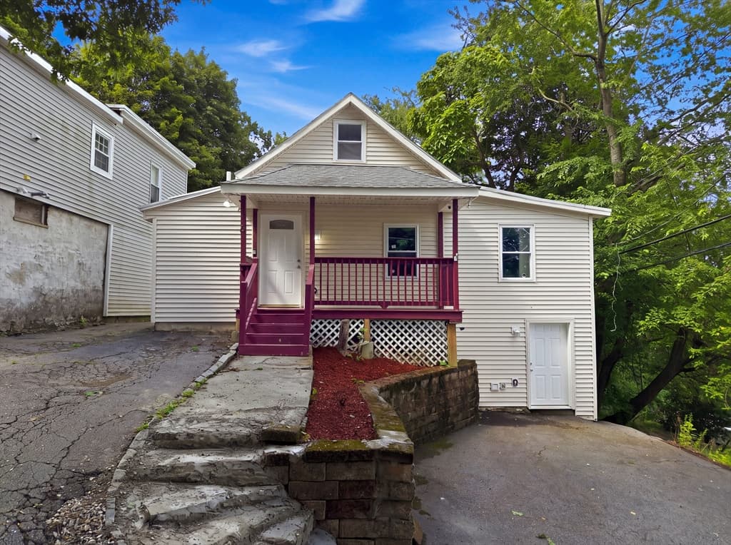 8 Hawkins St, Worcester MA 01604 photo 2