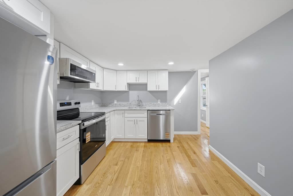 8 Hawkins St, Worcester MA 01604 photo 4