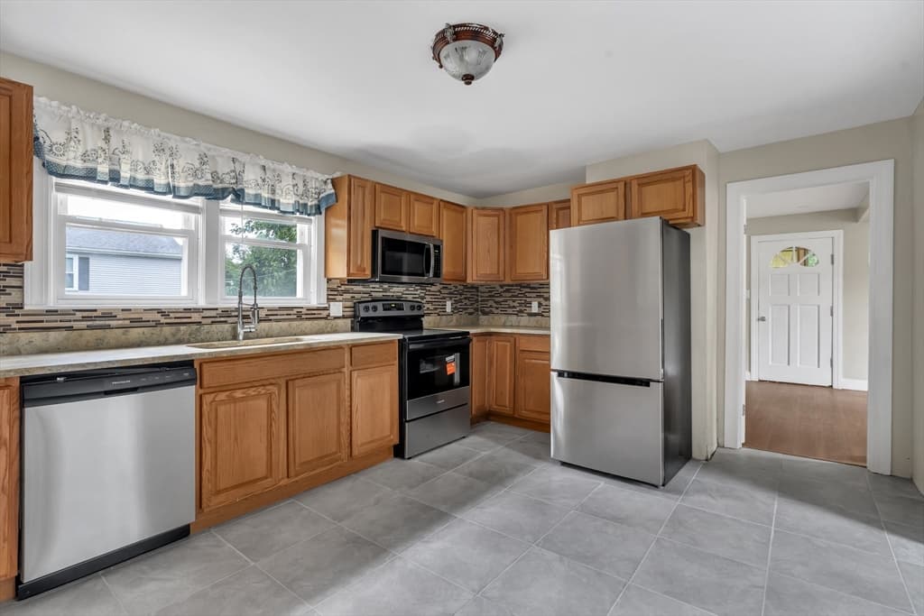 2 Clarendon St, Taunton MA 02780 photo 16