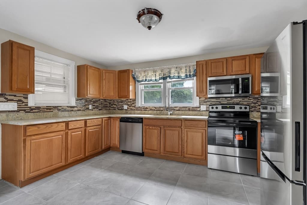 2 Clarendon St, Taunton MA 02780 photo 15