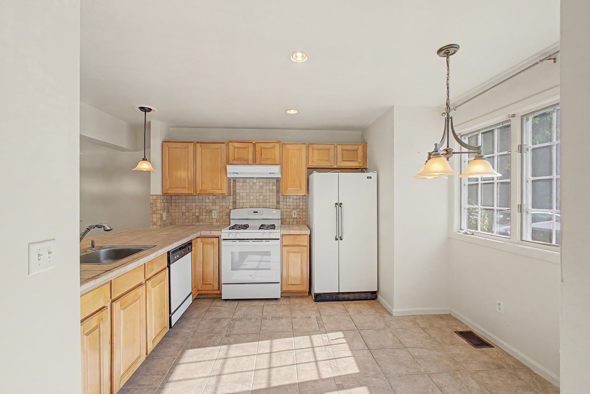 Condominium at 6 Lilac Ct # 6, Hopkinton MA 01748, Hopkinton, photo 3 of 31