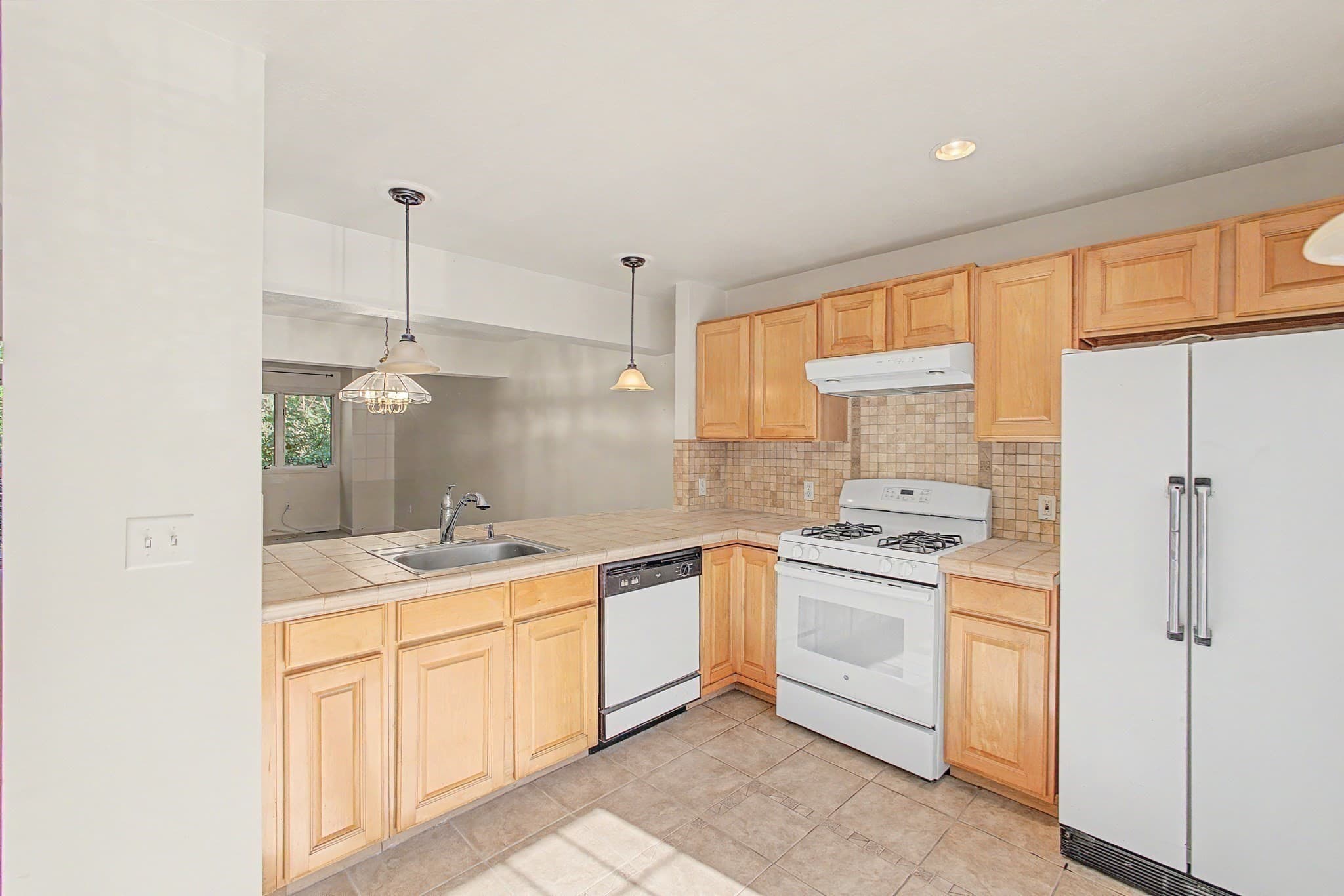 Condominium at 6 Lilac Ct # 6, Hopkinton MA 01748, Hopkinton, photo 4 of 31