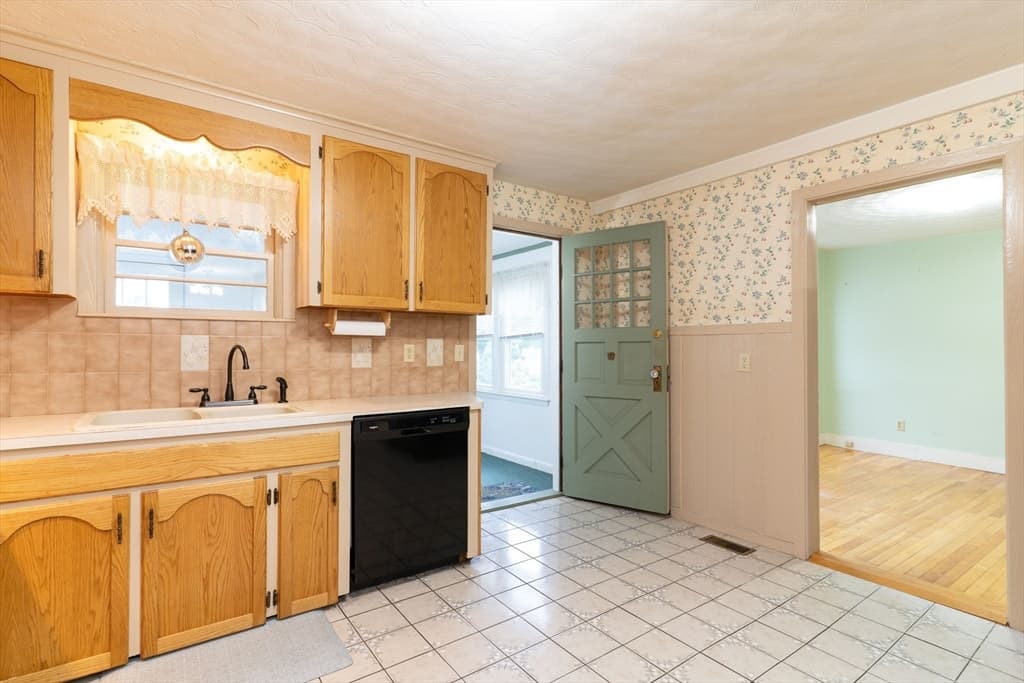 6 Maynard St, Webster MA 01570 photo 12