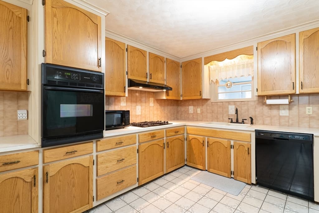 6 Maynard St, Webster MA 01570 photo 11