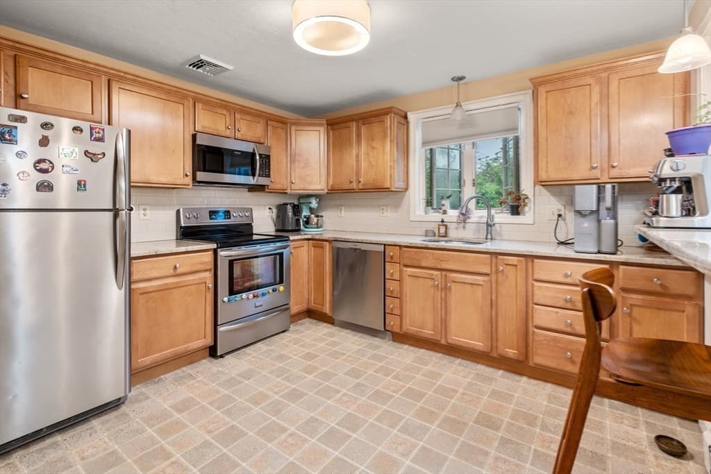 Condominium at 6 Deerfield Court # 6, Grafton MA 01519, Grafton, photo 5 of 30