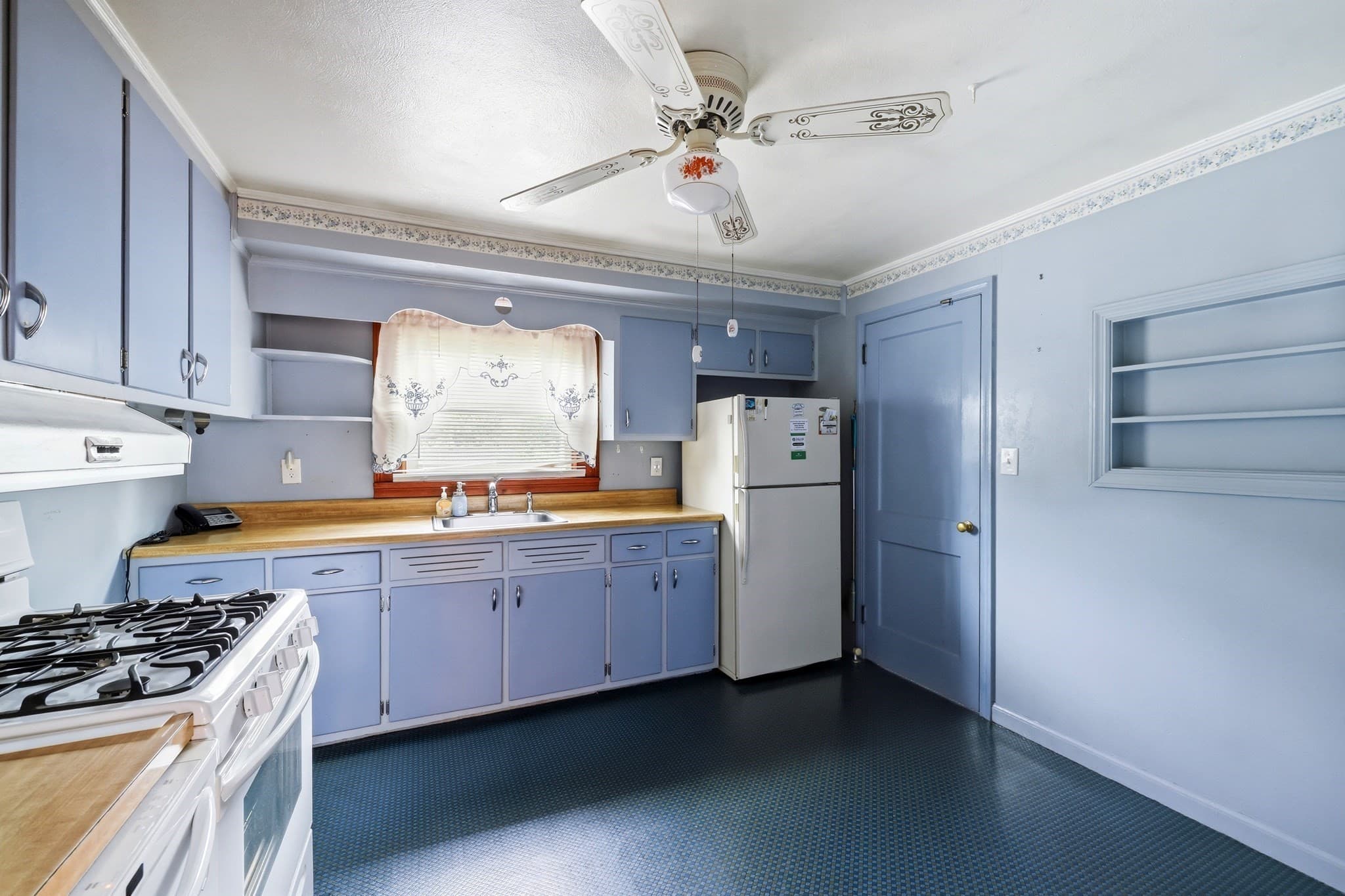 Single Family Residence at 23 Steuben St, Springfield MA 01151, Springfield, photo 6 of 28