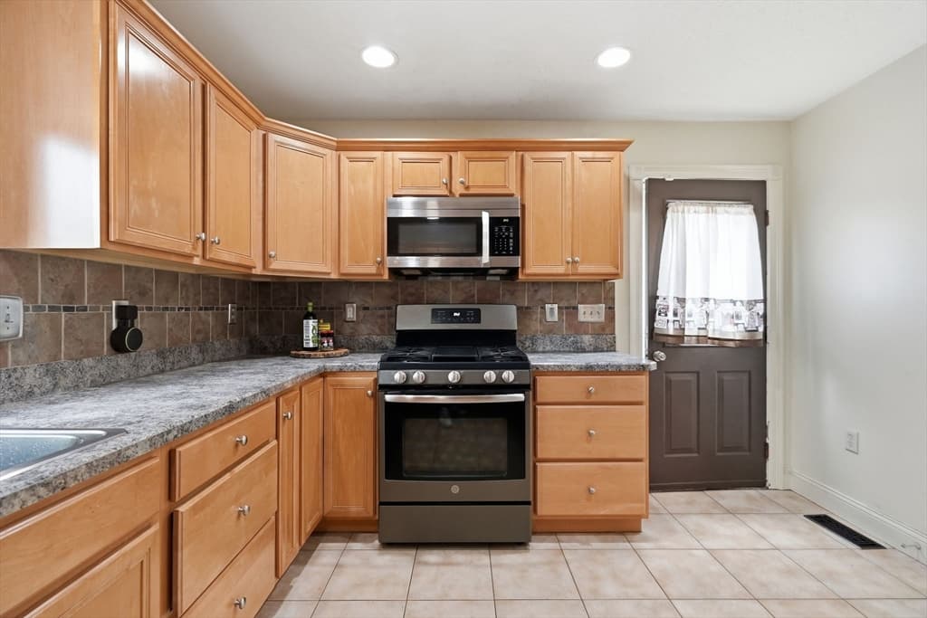 87 Crescent St, Lowell MA 01851 photo 15