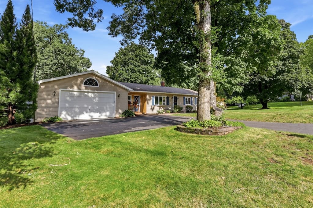 8 Linwood Dr, Wilbraham MA 01095 photo 2