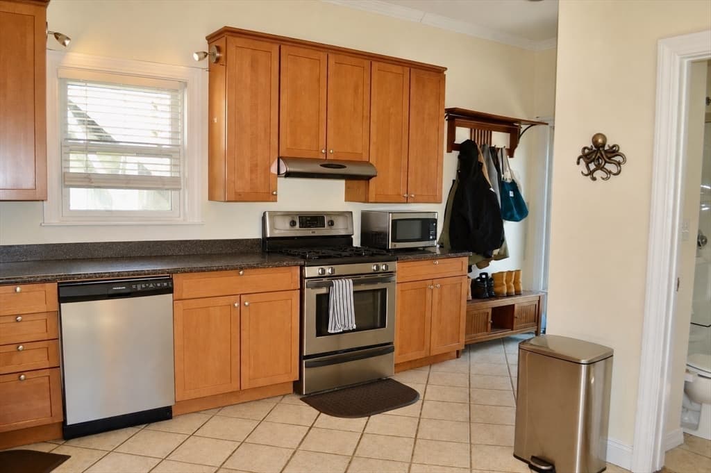 13 Howe St, Somerville MA 02145 photo 4