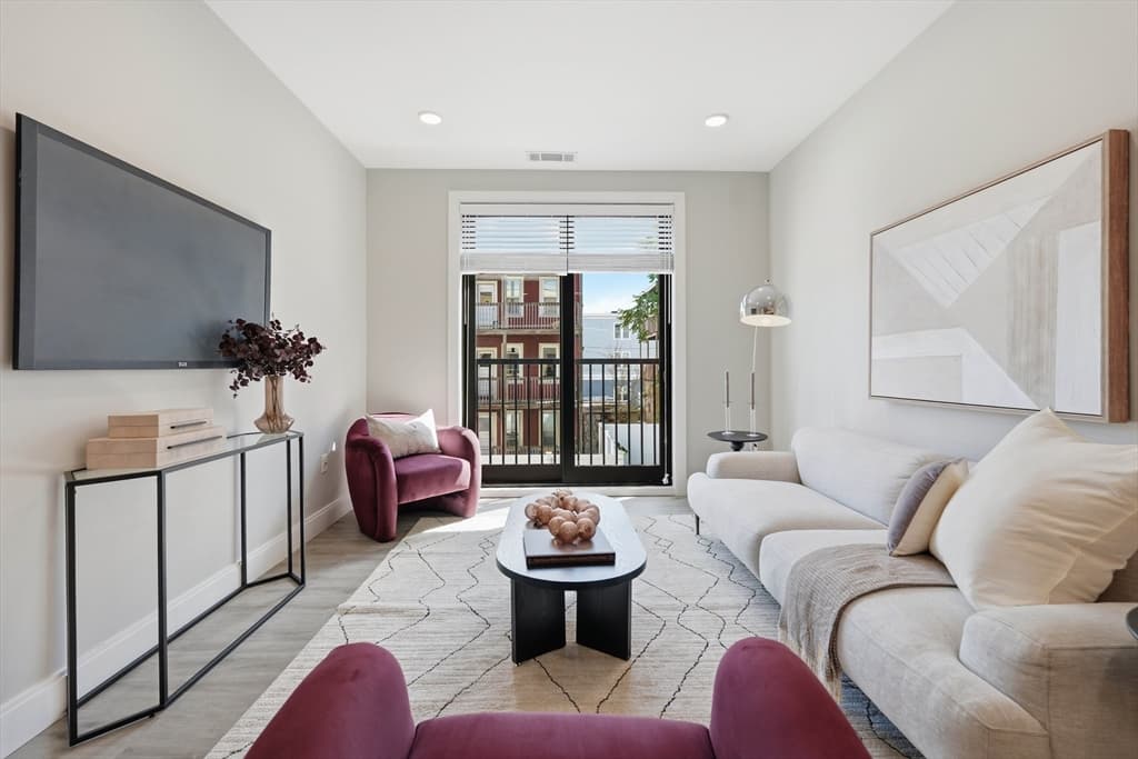 656 Saratoga # 214, Boston MA 02128