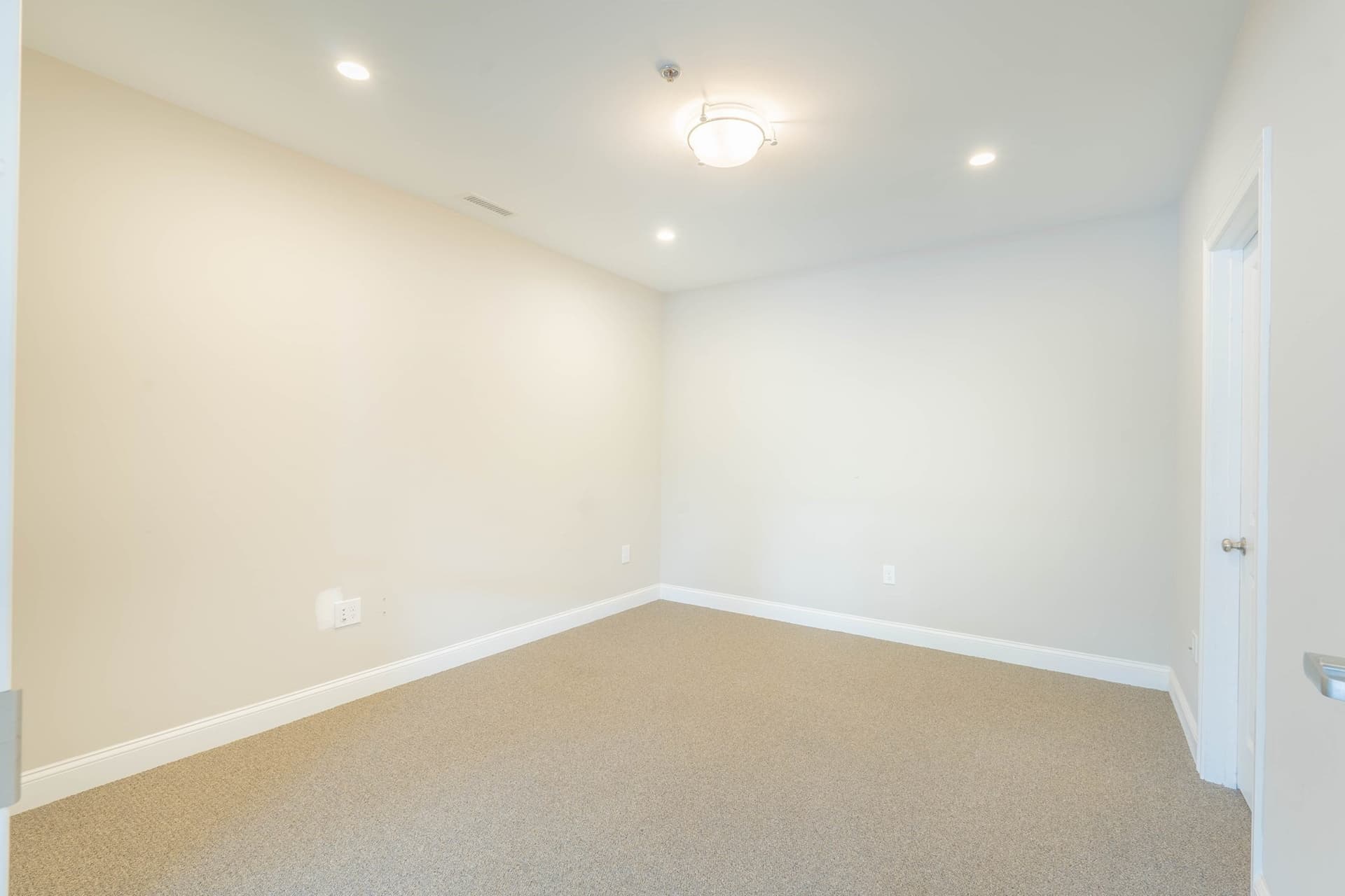 Condominium at 2 Inwood Drive # 1009, Woburn MA 01801, photo 26 of 34
