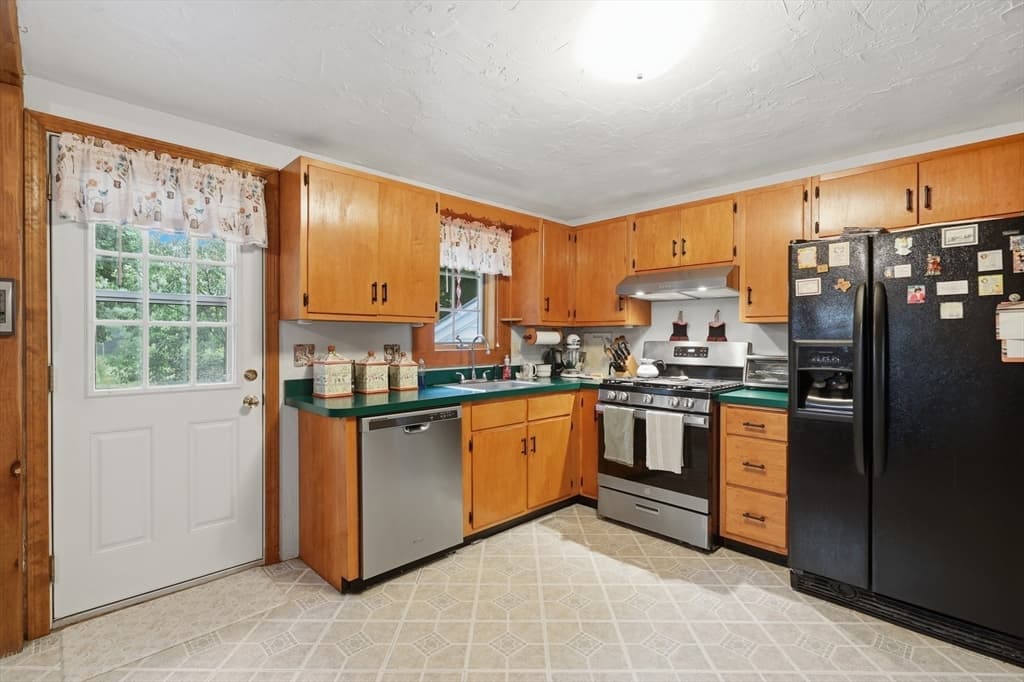 33 Rolling Ln, Hudson MA 01749 photo 6
