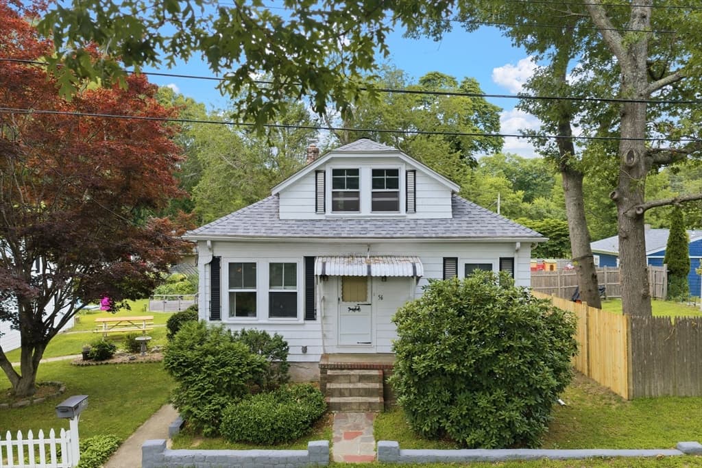 56 Hathaway Rd, Dartmouth MA 02747