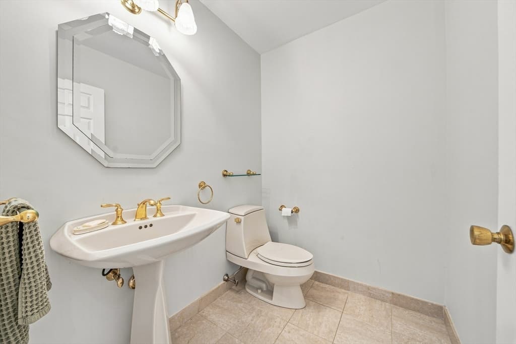 25 Laxfield Rd, Weston MA 02493 photo 9