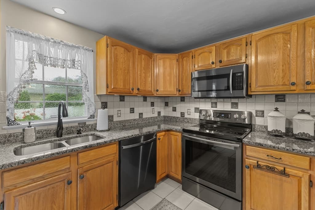 Single Family Residence at 10 Fairfield Drive, Dudley MA 01571, Dudley, photo 16 of 42