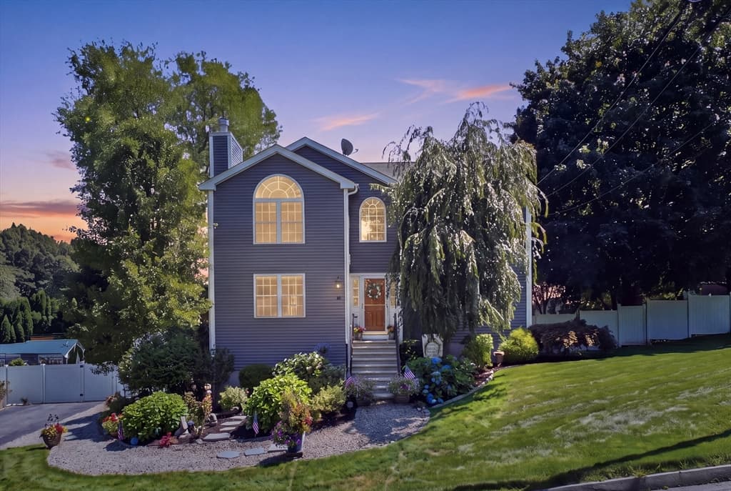 10 Fairfield Drive, Dudley MA 01571