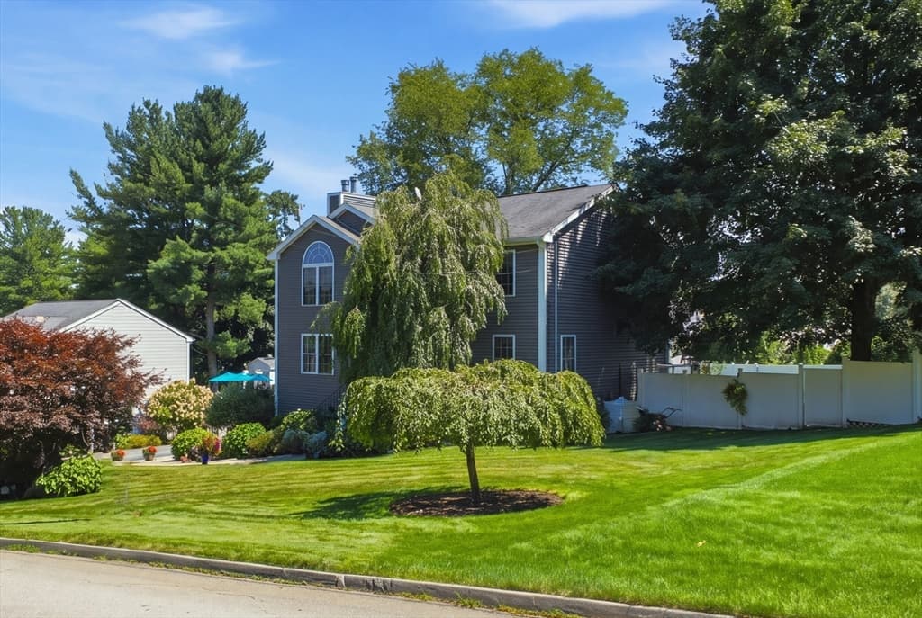 Single Family Residence at 10 Fairfield Drive, Dudley MA 01571, Dudley, photo 4 of 42